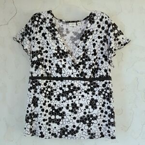 CATO top, cross chest empire waist, ruffle edge flutter sleeves, Sz. 18/20 (1X)